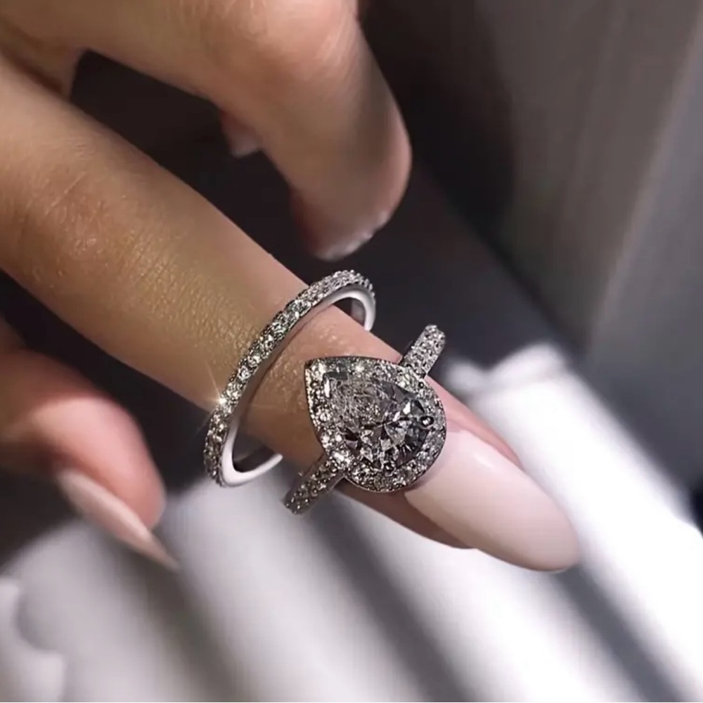 Elegant Silver Teardrop Ring